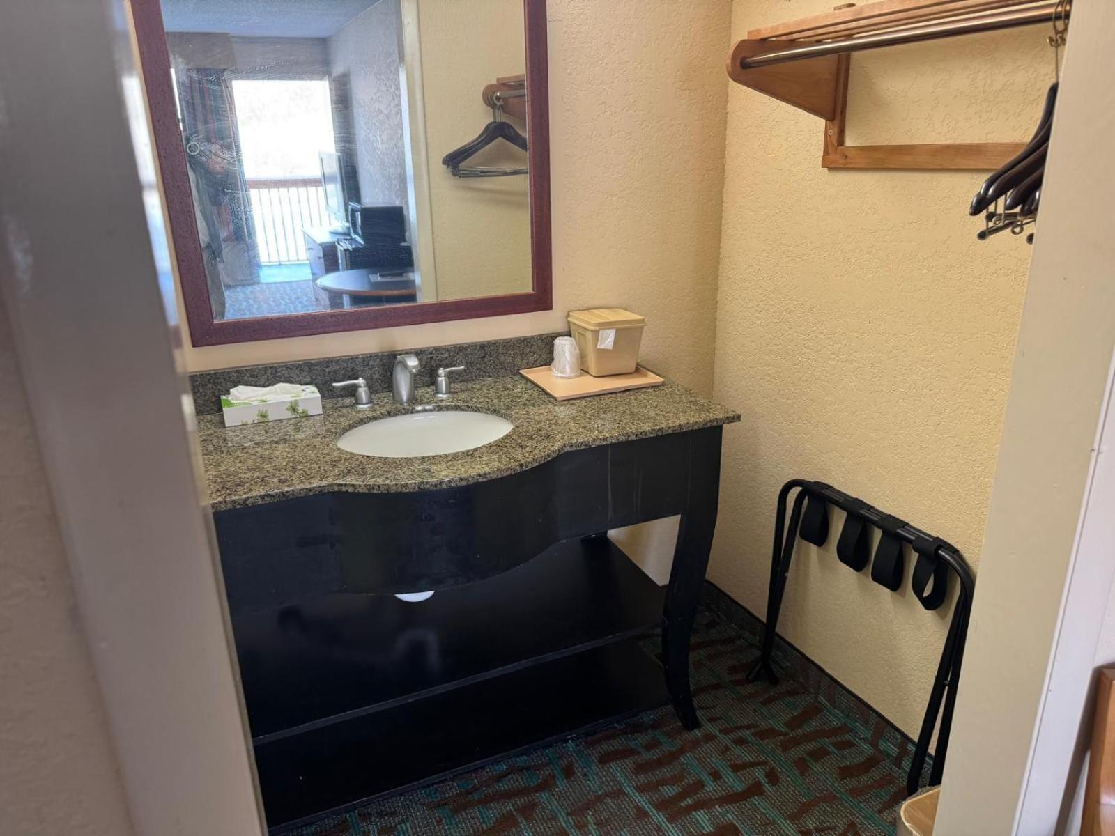 Oyo Hotel Harriman Near I-40 Екстериор снимка