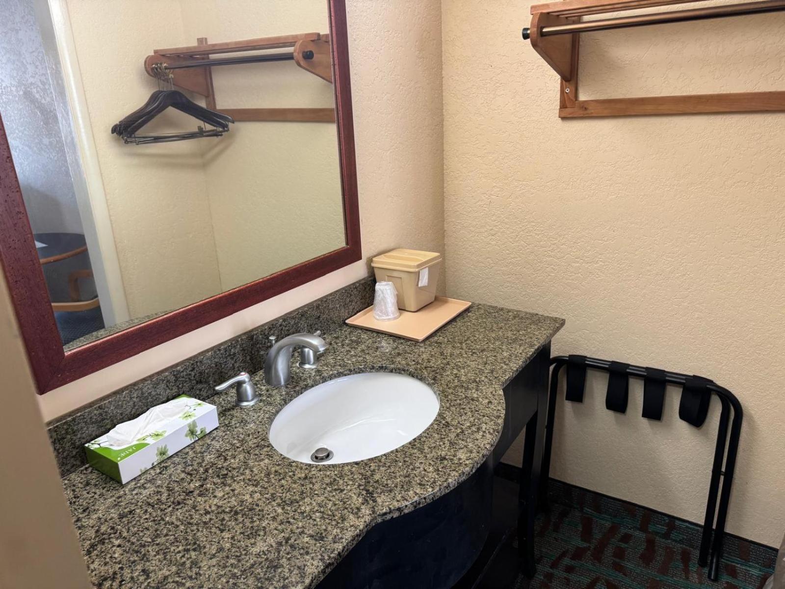 Oyo Hotel Harriman Near I-40 Екстериор снимка